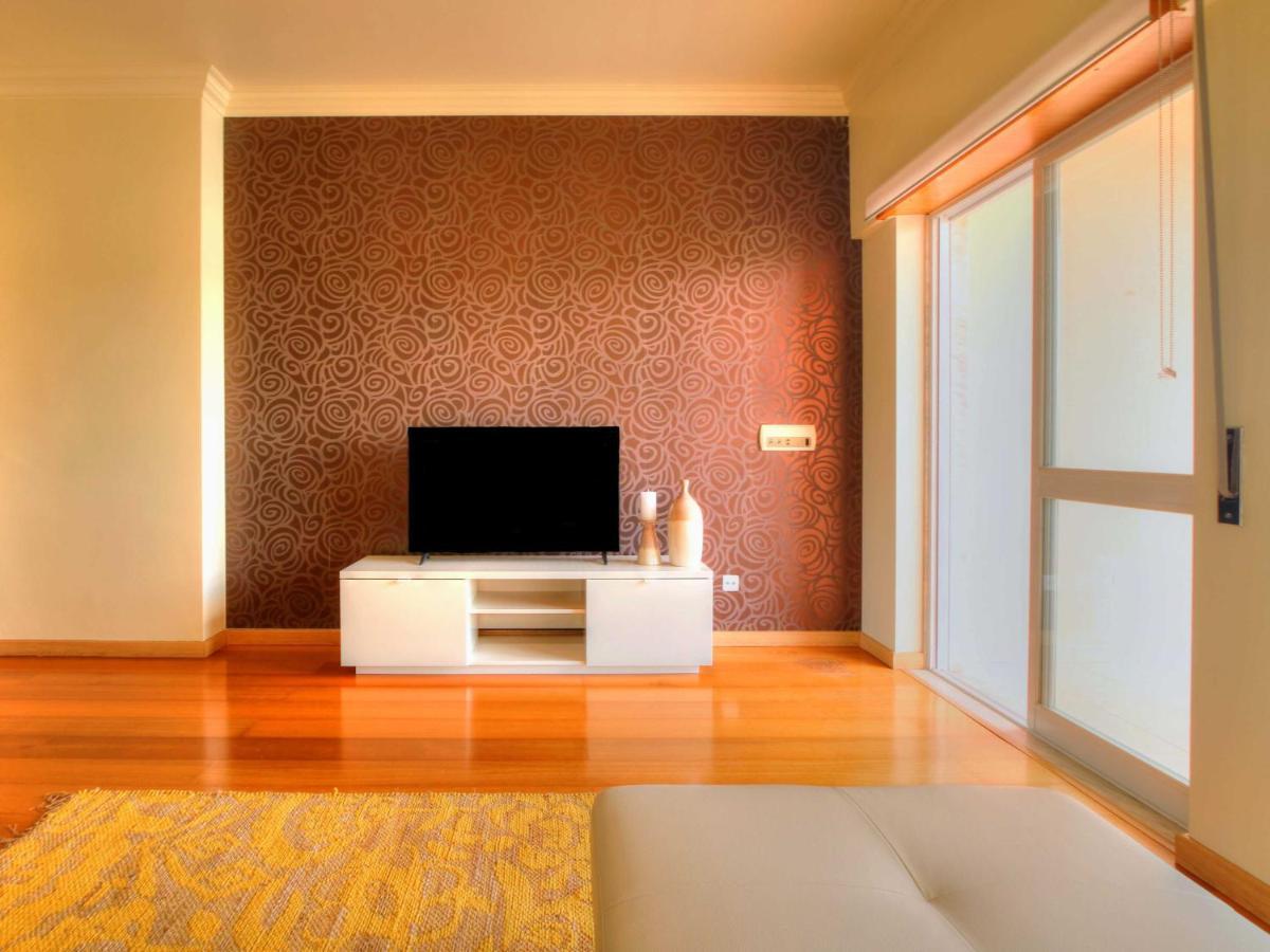 Balcony With View, Private Garage, An Elevator * Setubal