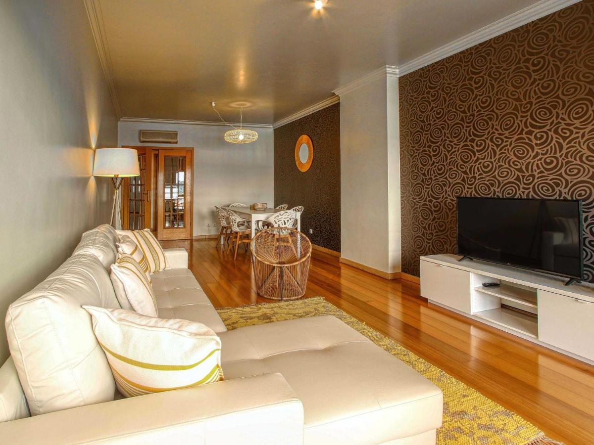 Balcony With View, Private Garage, An Elevator Setubal